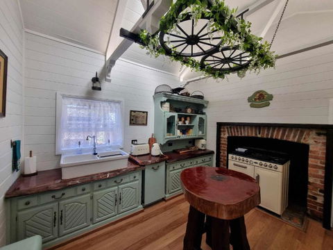 Storekeepers Cottage Guesthouse - Tourism Hervey Bay 0