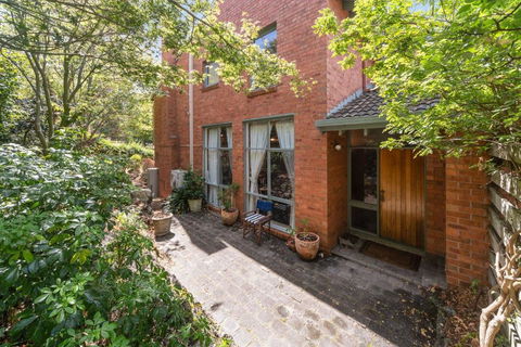 Surrey On The Park - Hervey Bay Accommodation 0