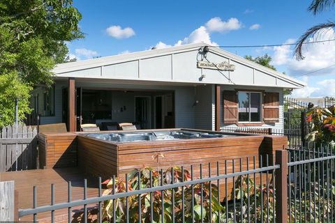 Beachside Cottages - Tourism Hervey Bay 1