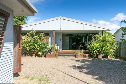Beachside Cottages - Tourism Hervey Bay 2