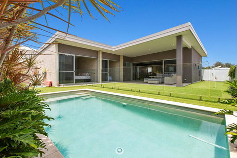 BEACHSIDE HAVEN - Hervey Bay Accommodation 0