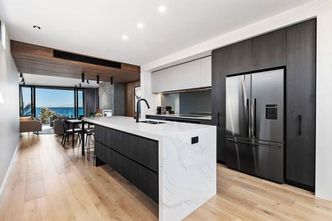Beachside Lane - On The Beach, Water Views - Tourism Hervey Bay 0