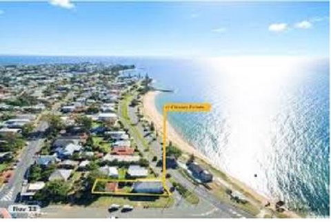 Beachside Queenslander - Hervey Bay Accommodation 0