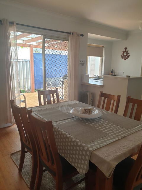 Beachside Retreat 2 - Hervey Bay Accommodation 1