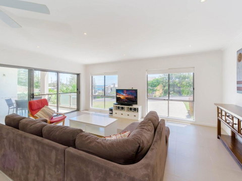 Bimbadeen Unit 3 - Across From The Beach - Lift In Complex - Hervey Bay Accommodation 2