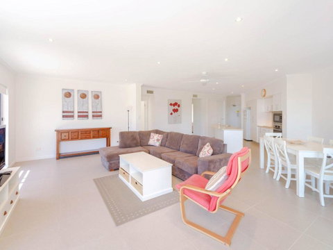 Bimbadeen Unit 3 - Across From The Beach - Lift In Complex - Hervey Bay Accommodation 1