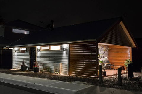 Bird In Hand Cottage, Port Noarlunga - Hervey Bay Accommodation 3