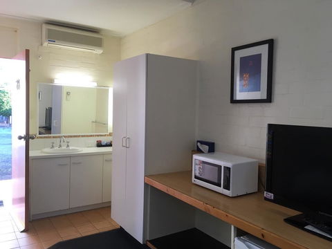 Bishops Lodge Narrandera - Hervey Bay Accommodation 3