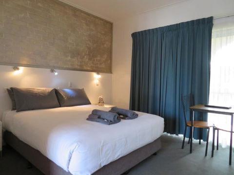 Bishops Lodge Narrandera - Hervey Bay Accommodation 2