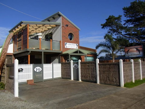 Black Dolphin Waterfront Apartment - Hervey Bay Accommodation 1