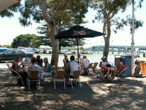 Black Dolphin Waterfront Apartment - Hervey Bay Accommodation 3