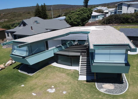 Boathouse - Nearly In The Water And Wonderful Views - Hervey Bay Accommodation 1