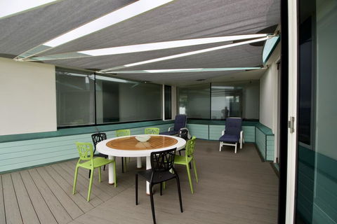 Boathouse - Nearly In The Water And Wonderful Views - Hervey Bay Accommodation 2
