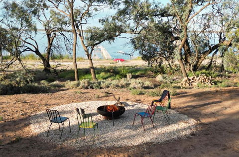 The Jetty Hut - Lake Frontage Barmera Riverland - Tourism Hervey Bay 3