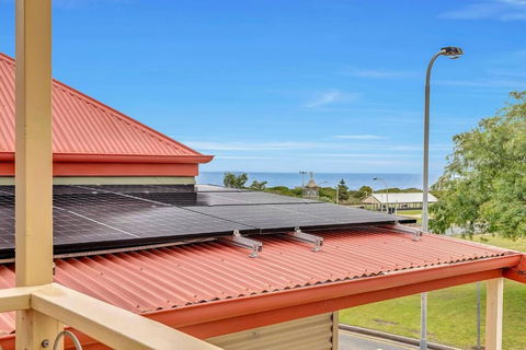 The Seaside Loft - A Breezy Beachside Lifestyle - Hervey Bay Accommodation 3