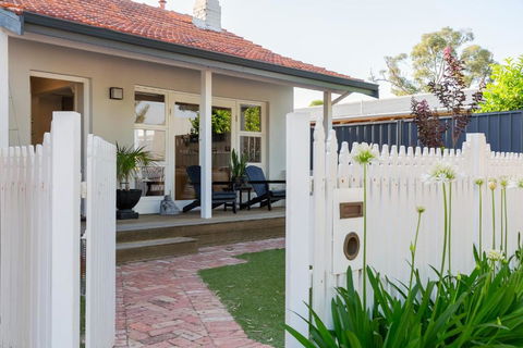 Guildford Cottage By Swan Bnb Management - Hervey Bay Accommodation 0