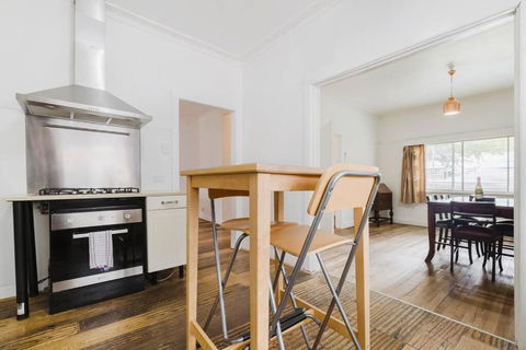 Yarraville Garden Large Home With Yard And Parking - Hervey Bay Accommodation 2