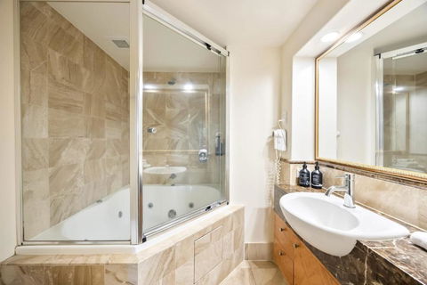 ZANZ205- Exclusive Outdoor Spa With Ocean Glimpses - Hervey Bay Accommodation 3