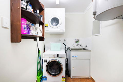 ZEN FORESHORE Cozy 2-BR, 2-BA Holiday Home + Pool - Hervey Bay Accommodation 1