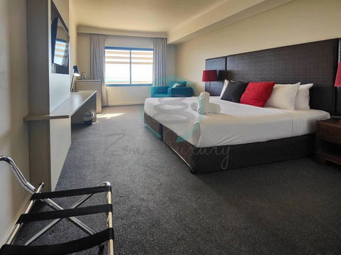 ZEN88 ESPLANADE: Hotel Suite W/ Ocean/Sunset Views - Hervey Bay Accommodation 1