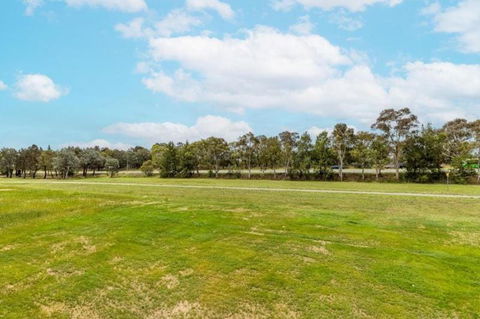 ZMITH Apartment - BROOKE, - Near AIS, GIO Stadium, UC, & Nth - Canberra Hospital - Hervey Bay Accommodation 3