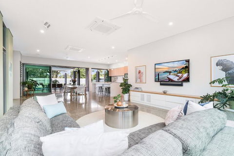 ZenLux Massive 5-BR Holiday Home - Pool - BBQ - Hervey Bay Accommodation 2