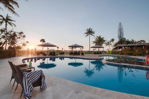 Tangalooma Island Resort Whale Watching Day Cruise With Dolphin Feeding - Hervey Bay Accommodation 4